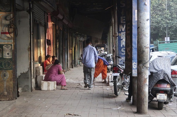 Cuộc sống của tôi còn tồi tệ hơn những con chó - phận đời cơ cực của những người phụ nữ sống lay lắt trên con phố mại dâm khét tiếng Ấn Độ-5