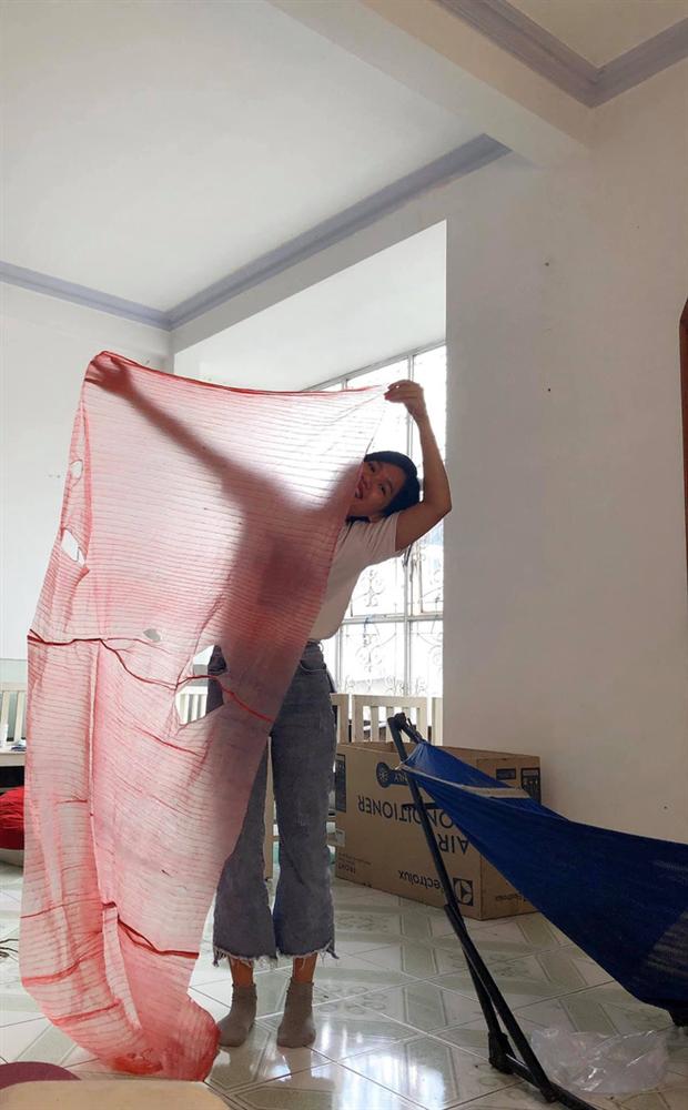 Hí hửng mua cua về tẩm bổ, cô gái cạn lời với đống dây buộc trải ra dài và rộng như... thảm đỏ-3