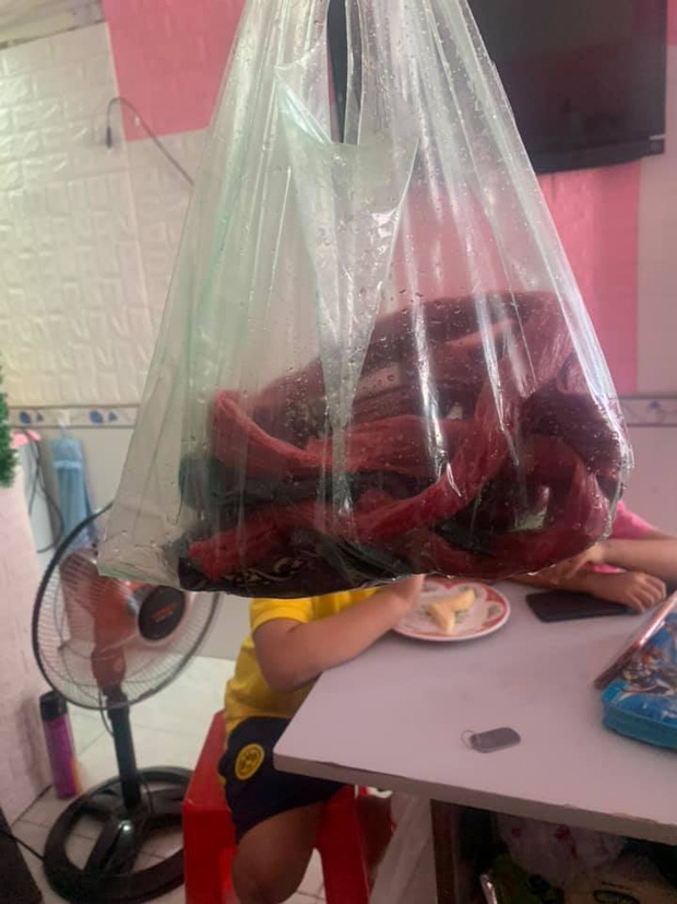 Hí hửng mua cua về tẩm bổ, cô gái cạn lời với đống dây buộc trải ra dài và rộng như... thảm đỏ-6