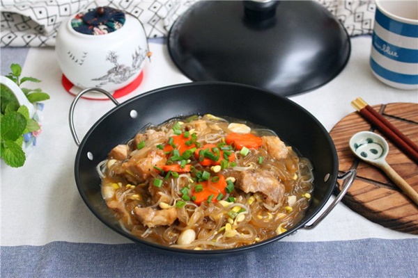 Ngại ra ngoài ăn sáng, mẹ nấu miến sườn ngon xuất sắc chồng con tấm tắc khen-5