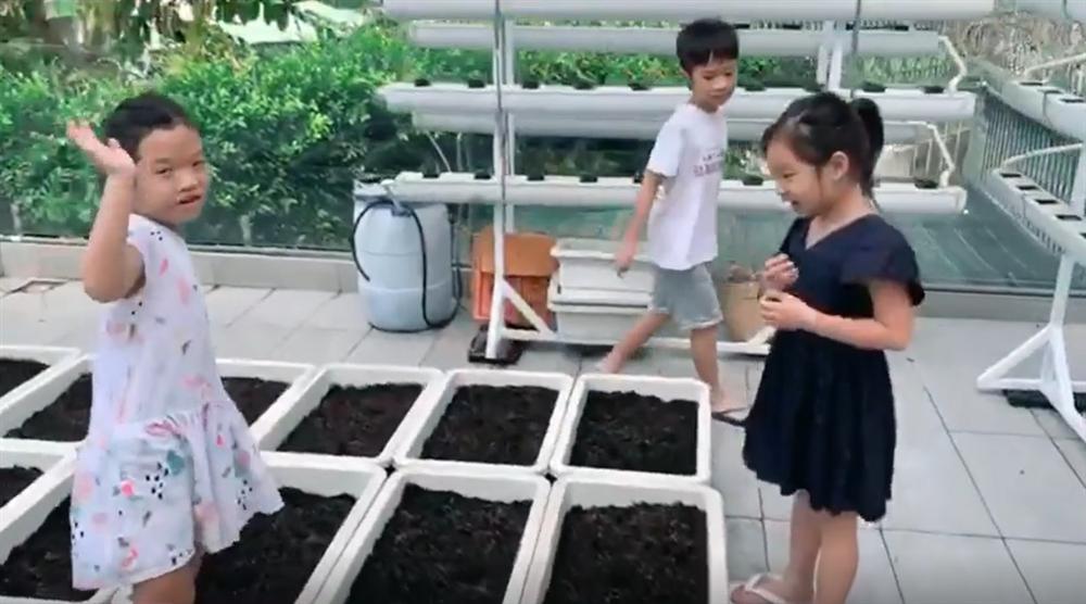 Không để các con dùng điện thoại 1 phút, Lý Hải - Minh Hà lên kế hoạch cho 4 nhóc tì giết thời gian trong kì nghỉ-1