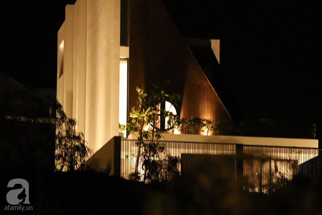 Đột kích địa điểm đám cưới Tóc Tiên - Hoàng Touliver trước giờ G: Xe hơi ra vào liên tục, kéo rèm kín mít nhưng lại ồn ào tiếng cười đùa-1