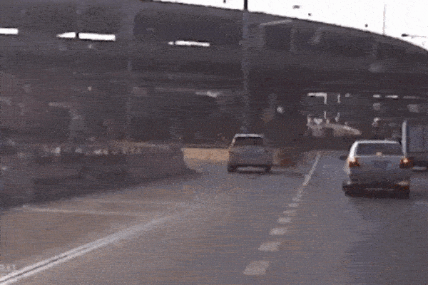 Đi theo GPS, ôtô lao lên dải phân cách rồi rơi xuống hố ở Thái Lan