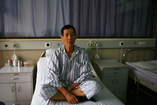 Thấy con trai đánh vợ, bố chồng tôi định lao ra ngăn cản nhưng mẹ chồng nói một câu khiến ông chần chừ rồi quay sang đóng cửa coi như không biết gì-2