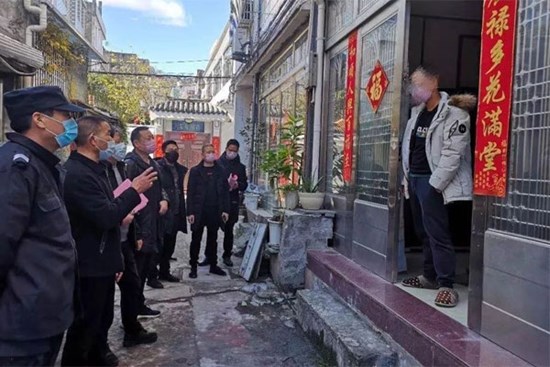 Nam thanh niên đến từ tâm dịch leo tường giữa khuya vì nhớ bạn gái, hậu quả là hàng chục người phải cách ly khẩn cấp