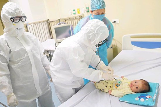 Bệnh nhi 3 tháng tuổi dương tính Covid-19 được xuất viện sau khi khỏi bệnh