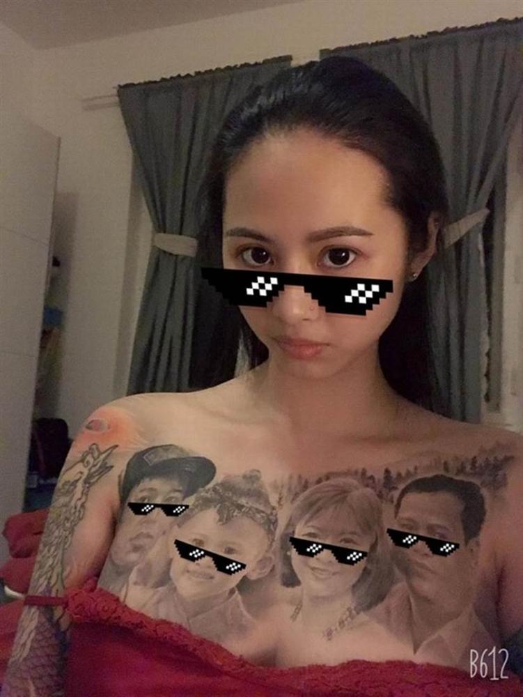 Cô gái có gương mặt Á Đông gây choáng MXH khi xăm hình cả gia đình kín ngực-2