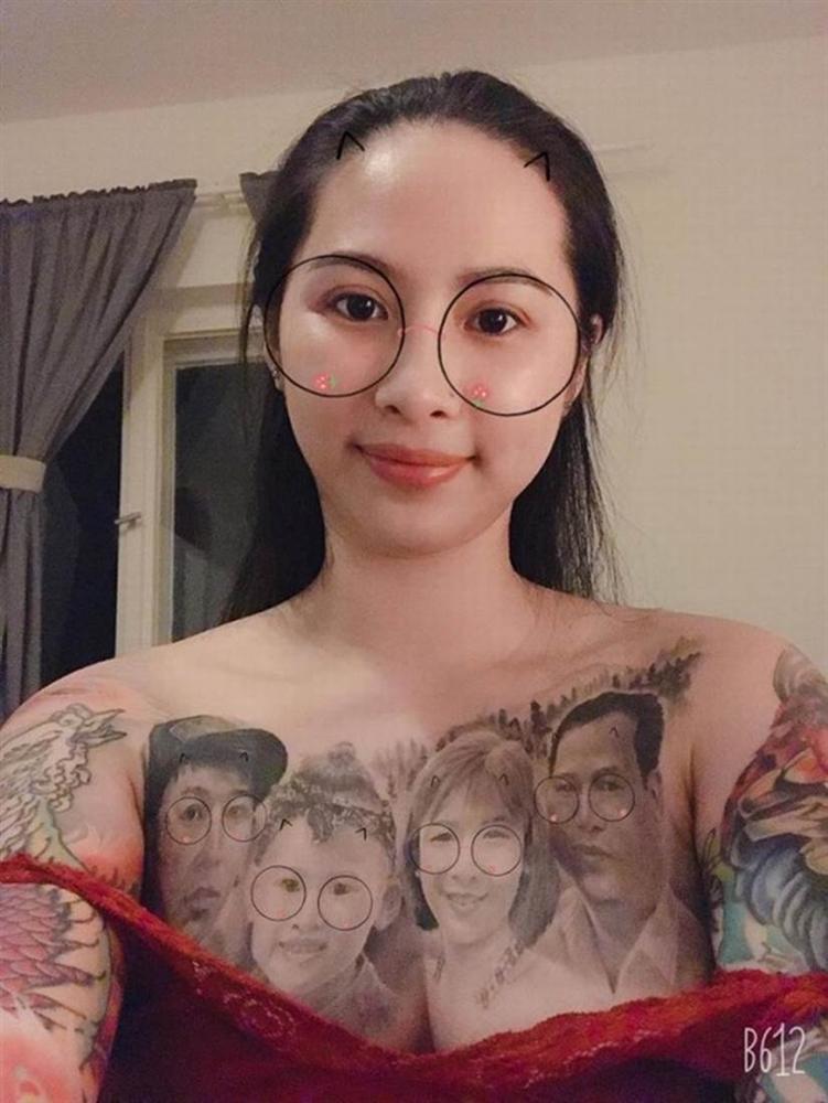 Cô gái có gương mặt Á Đông gây choáng MXH khi xăm hình cả gia đình kín ngực-3