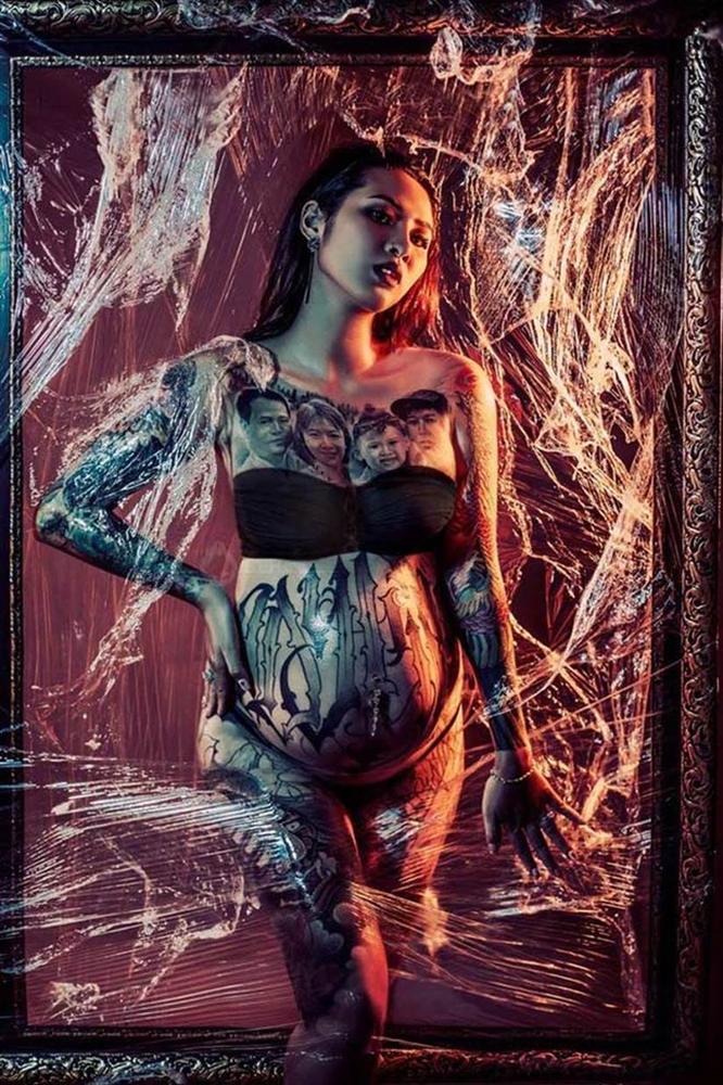 Cô gái có gương mặt Á Đông gây choáng MXH khi xăm hình cả gia đình kín ngực-4