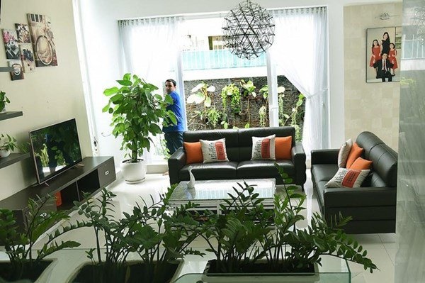 Bà xã Quyền Linh khoe vườn hồng ngập sắc, mọi sự trầm trồ lại đổ vào 2 cô công chúa-12