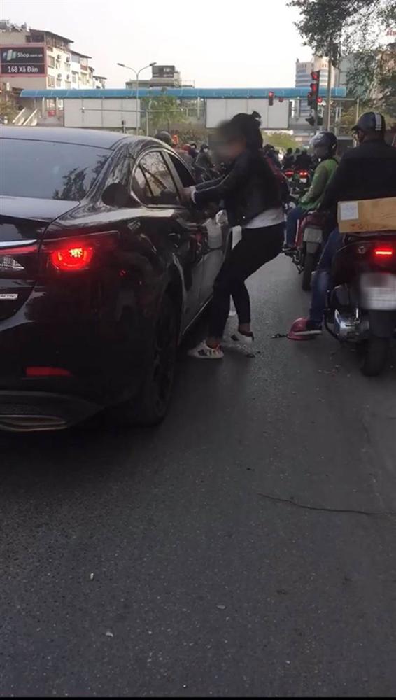 Nghi vấn đánh ghen: Bắt được chồng chở nhân tình trên ô tô, vợ túm áo lôi xuống đường nhưng bất thành-2