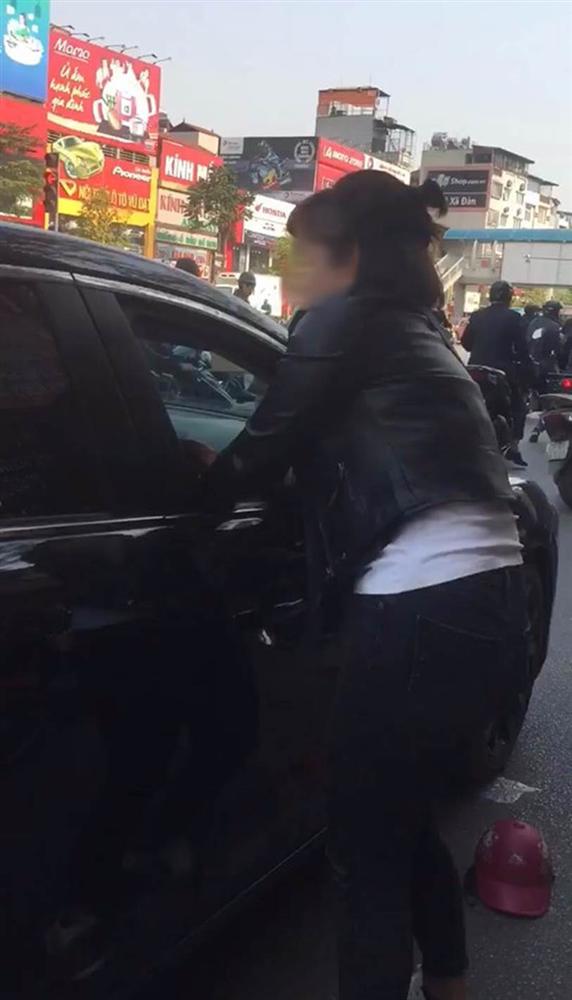 Nghi vấn đánh ghen: Bắt được chồng chở nhân tình trên ô tô, vợ túm áo lôi xuống đường nhưng bất thành-3