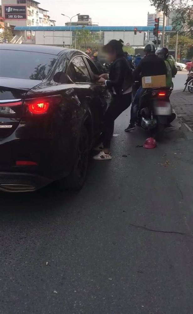 Nghi vấn đánh ghen: Bắt được chồng chở nhân tình trên ô tô, vợ túm áo lôi xuống đường nhưng bất thành-4