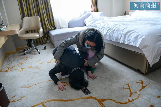 Đang công tác ở Vũ Hán, nữ bác sĩ bất ngờ nhận tin bố mất ở quê nhà, bất lực quỳ gối xin lỗi trước màn hình điện thoại: Con gái bất hiếu-4