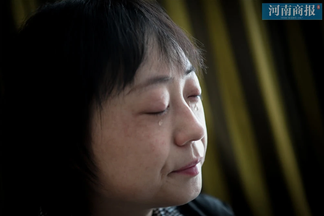 Đang công tác ở Vũ Hán, nữ bác sĩ bất ngờ nhận tin bố mất ở quê nhà, bất lực quỳ gối xin lỗi trước màn hình điện thoại: Con gái bất hiếu-1