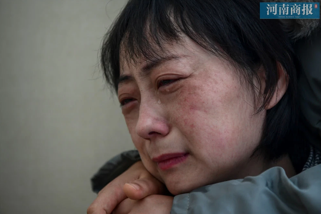 Đang công tác ở Vũ Hán, nữ bác sĩ bất ngờ nhận tin bố mất ở quê nhà, bất lực quỳ gối xin lỗi trước màn hình điện thoại: Con gái bất hiếu-3