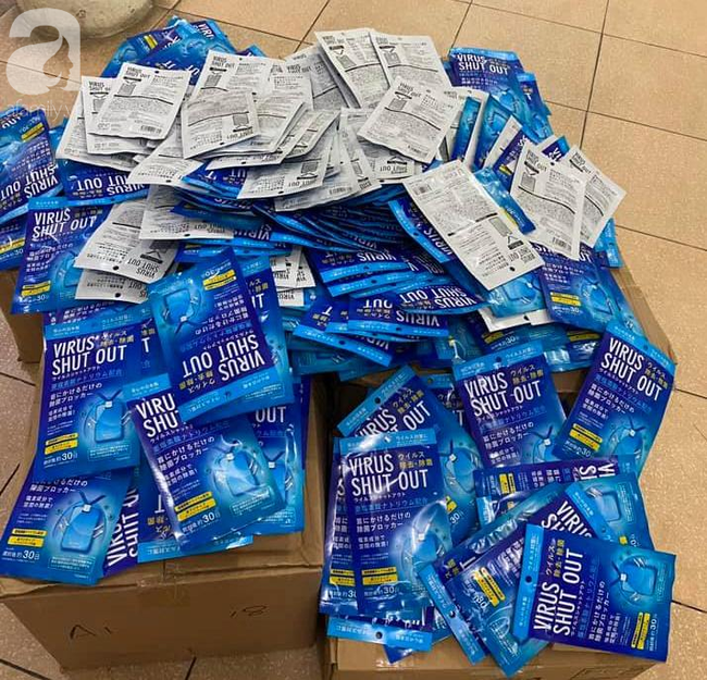 Bắt quả tang nam thanh niên đang bán hàng trăm thẻ đeo diệt virus không rõ nguồn gốc-1