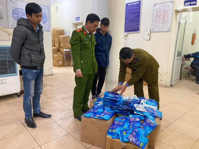Bắt quả tang nam thanh niên đang bán hàng trăm thẻ đeo diệt virus không rõ nguồn gốc-2