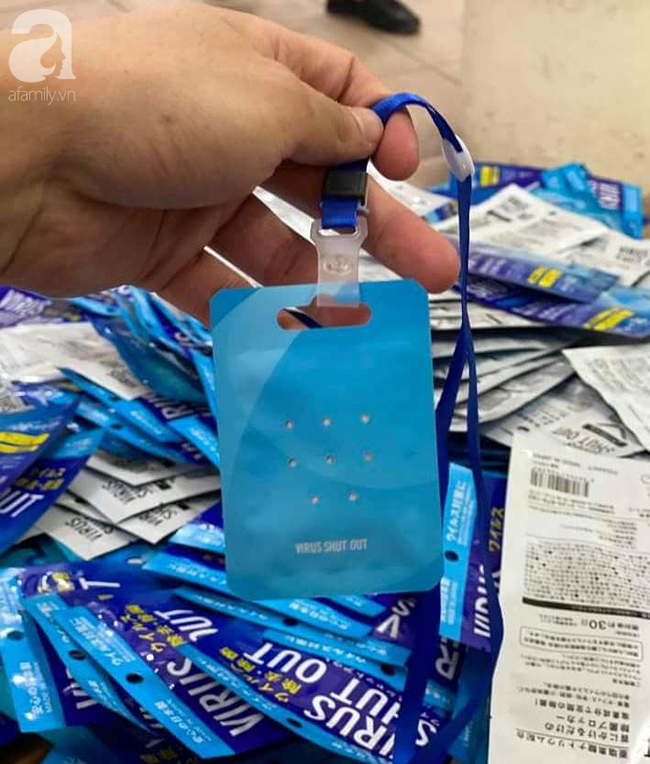 Bắt quả tang nam thanh niên đang bán hàng trăm thẻ đeo diệt virus không rõ nguồn gốc-3