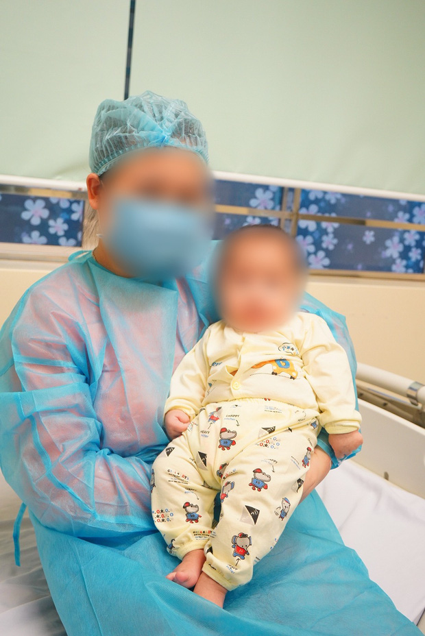 Chùm ảnh: Hành trình 9 ngày điều trị thành công cho bệnh nhi nhỏ tuổi nhất Việt Nam nhiễm COVID-19-2