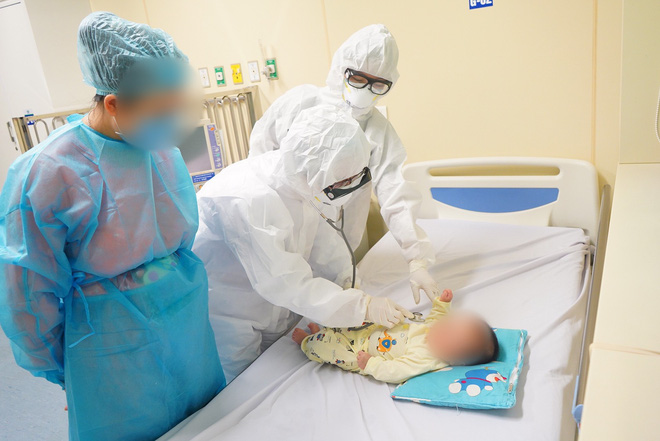 Chùm ảnh: Hành trình 9 ngày điều trị thành công cho bệnh nhi nhỏ tuổi nhất Việt Nam nhiễm COVID-19-3