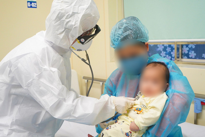 Chùm ảnh: Hành trình 9 ngày điều trị thành công cho bệnh nhi nhỏ tuổi nhất Việt Nam nhiễm COVID-19-5