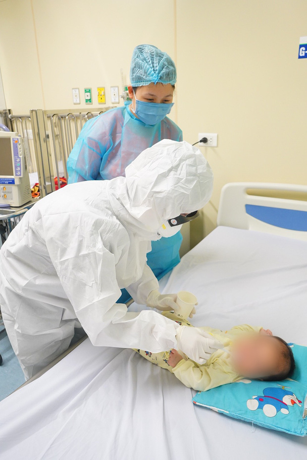 Chùm ảnh: Hành trình 9 ngày điều trị thành công cho bệnh nhi nhỏ tuổi nhất Việt Nam nhiễm COVID-19-6