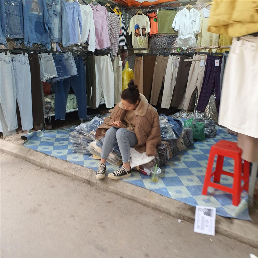 Chợ Ninh Hiệp vắng vẻ, tiểu thương ngồi chơi cả ngày vì không có hàng-12