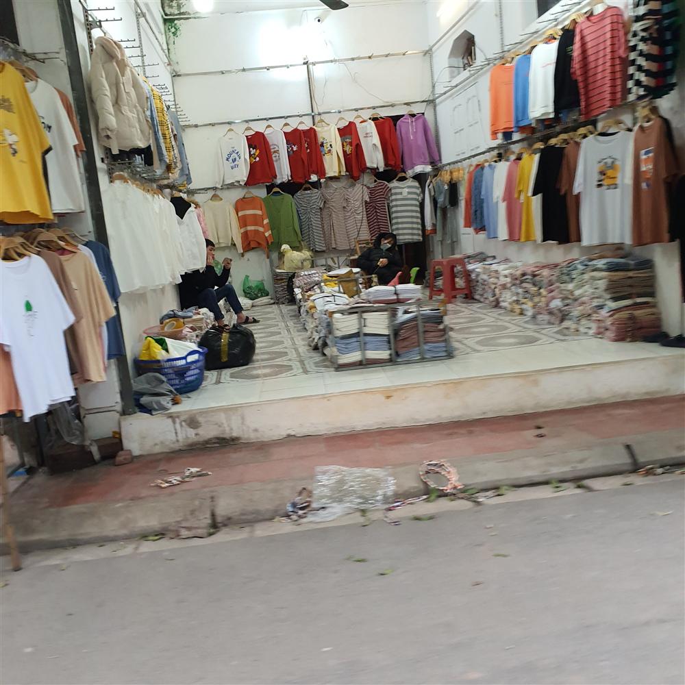 Chợ Ninh Hiệp vắng vẻ, tiểu thương ngồi chơi cả ngày vì không có hàng-13