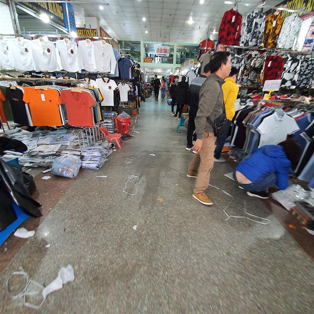 Chợ Ninh Hiệp vắng vẻ, tiểu thương ngồi chơi cả ngày vì không có hàng-14