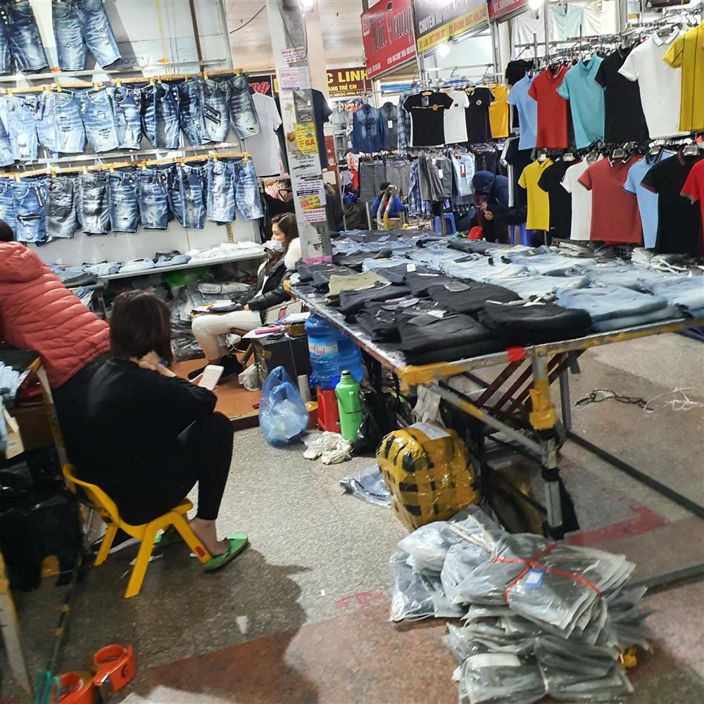 Chợ Ninh Hiệp vắng vẻ, tiểu thương ngồi chơi cả ngày vì không có hàng-15