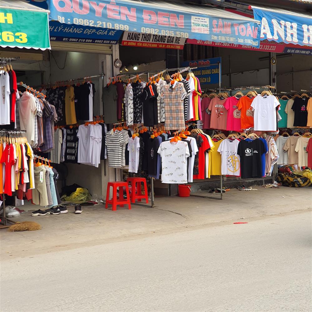 Chợ Ninh Hiệp vắng vẻ, tiểu thương ngồi chơi cả ngày vì không có hàng-16