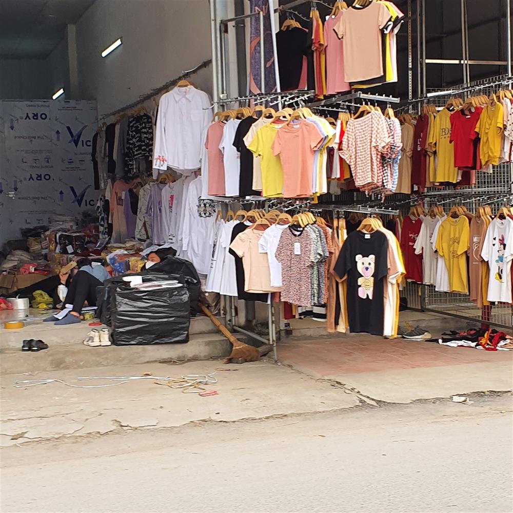 Chợ Ninh Hiệp vắng vẻ, tiểu thương ngồi chơi cả ngày vì không có hàng-17