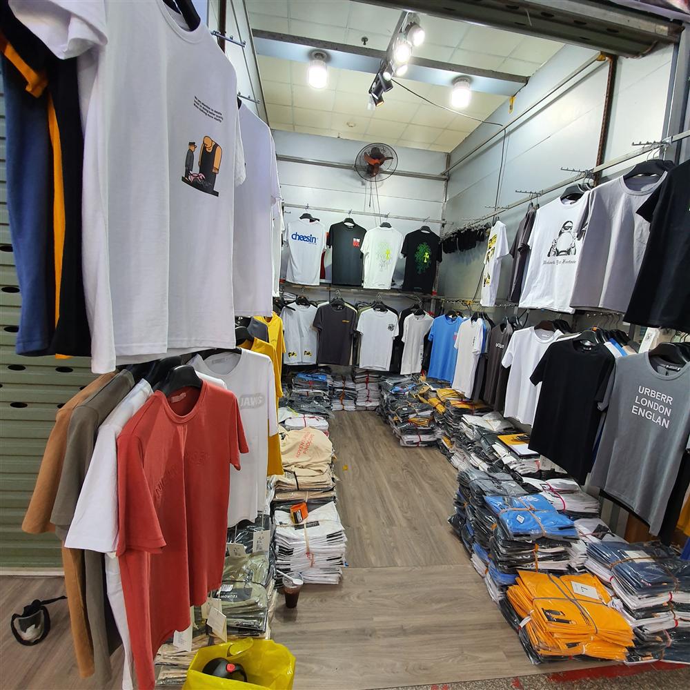 Chợ Ninh Hiệp vắng vẻ, tiểu thương ngồi chơi cả ngày vì không có hàng-7