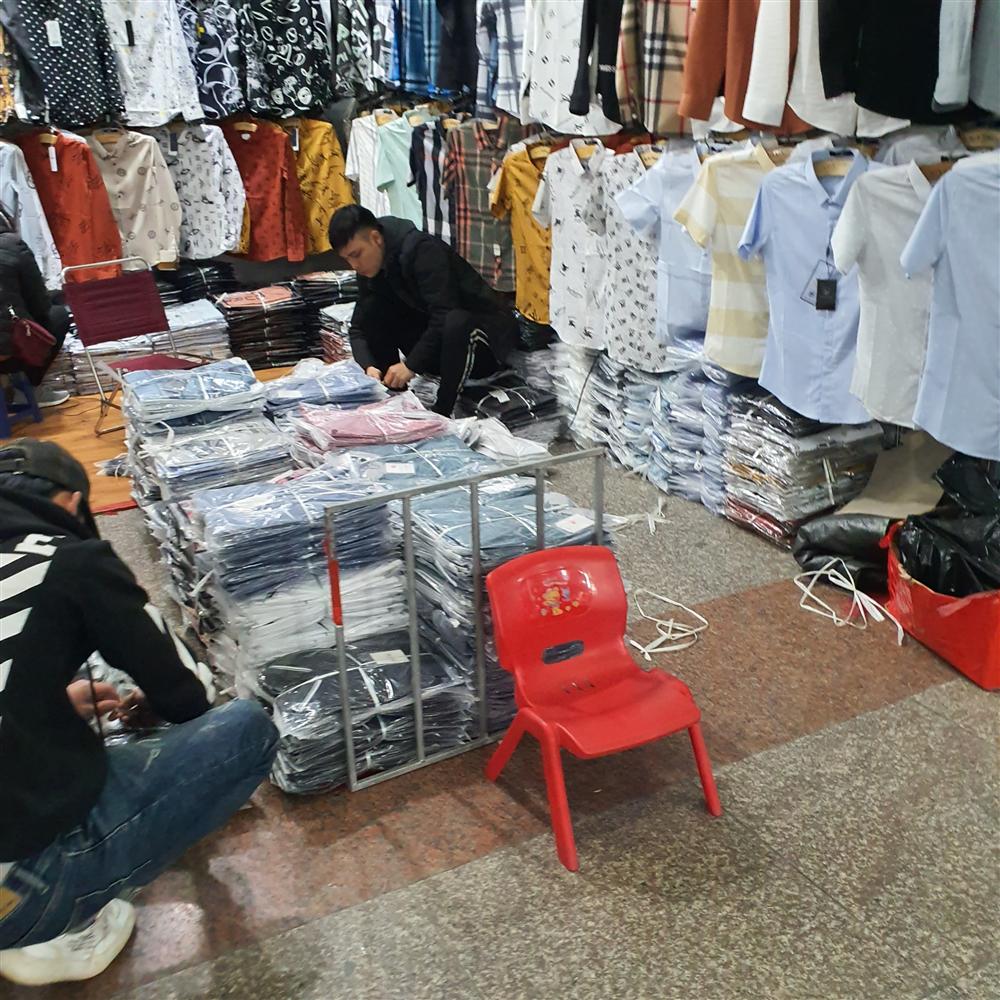 Chợ Ninh Hiệp vắng vẻ, tiểu thương ngồi chơi cả ngày vì không có hàng-9