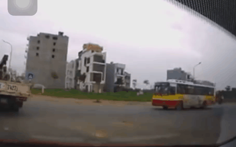 Khoảnh khắc xe buýt lao tới húc mạnh vào xe tải ngay giữa ngã tư khiến nhiều người kinh hãi-1