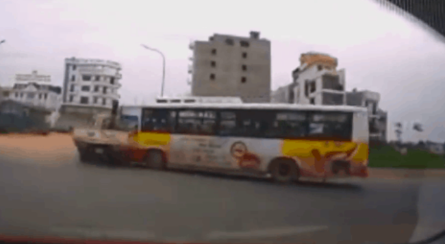 Khoảnh khắc xe buýt lao tới húc mạnh vào xe tải ngay giữa ngã tư khiến nhiều người kinh hãi-2