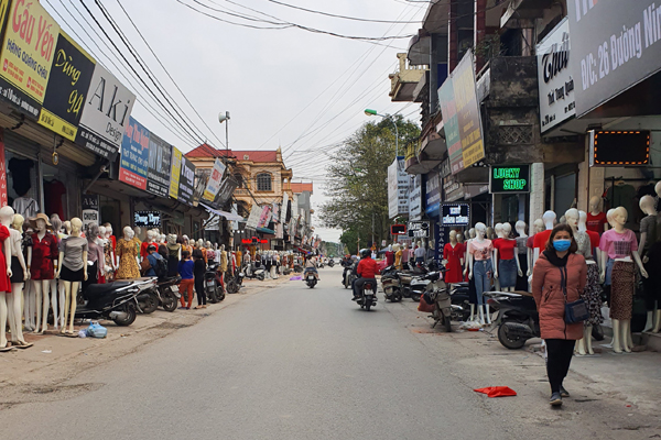 Chưa bao giờ như lúc này, hàng hiệu giảm giá, rẻ chẳng ai ngó-3