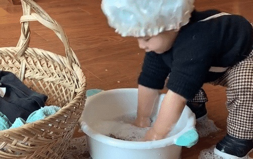 Hình ảnh bé trai 2 tuổi chăm chỉ làm việc nhà đốn tim cư dân mạng, đặc biệt hơn là thái độ trong lúc làm việc-2