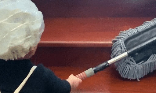 Hình ảnh bé trai 2 tuổi chăm chỉ làm việc nhà đốn tim cư dân mạng, đặc biệt hơn là thái độ trong lúc làm việc-3