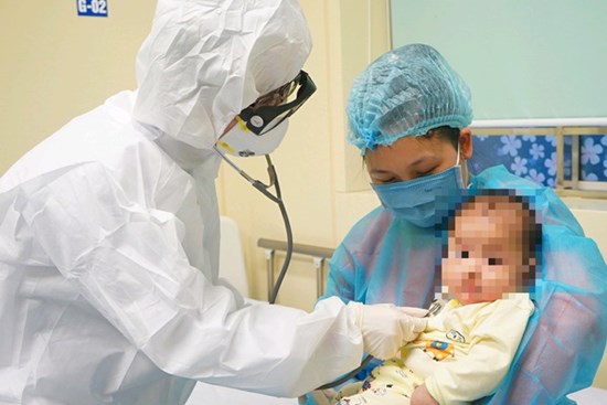 Vì sao mẹ bé 3 tháng tuổi thường xuyên tiếp xúc, chăm sóc con mà không lây bệnh COVID 19?