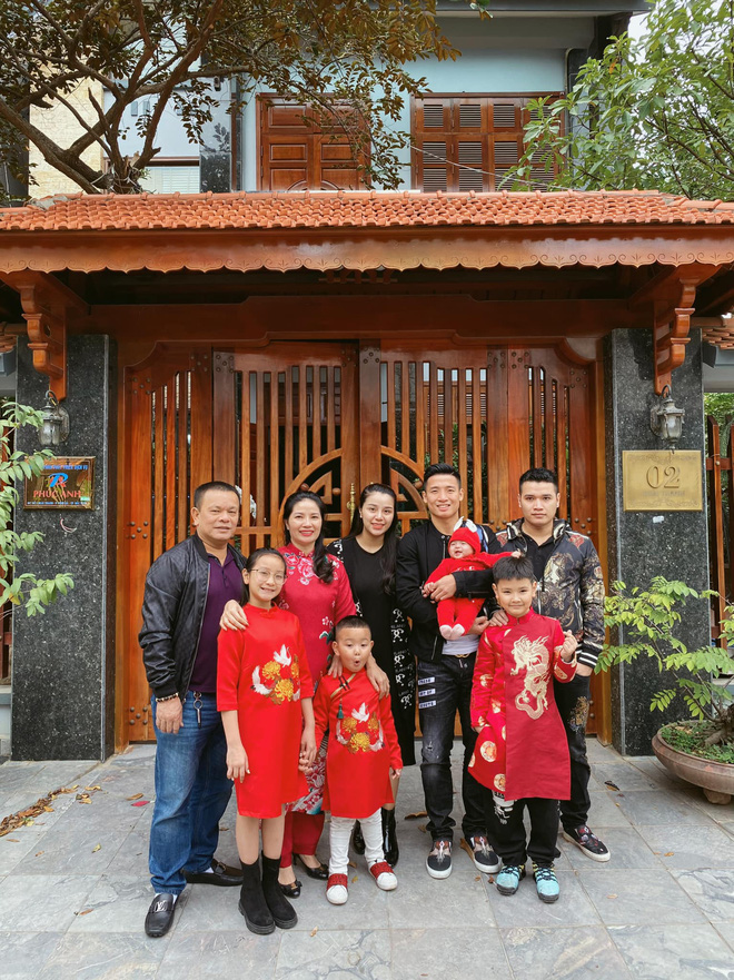 Hội gái xinh nhà giàu lấy chồng cầu thủ: Chẳng ai sống chung với mẹ chồng, làm dâu là điều không có trong từ điển-11