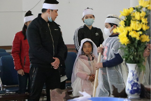 Mẹ tử nạn khi dắt con ăn xin trên cầu Thanh Trì: Bé gái 7 tuổi bây giờ ra sao?-2