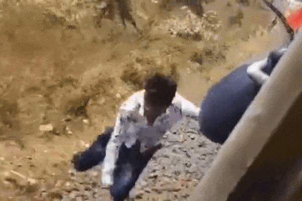 Khoảnh khắc kinh hãi không dành cho người yếu tim: Nam thanh niên rơi xuống đường ray lúc tàu đang chạy nhưng kết cục khiến hành khách vỗ tay ầm ầm