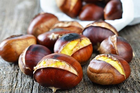 Không cần mua chổi quét, chỉ với một nắm hạt dẻ nhện tranh nhau 