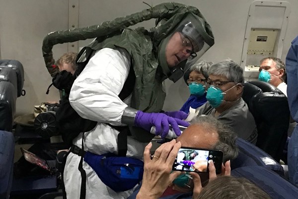 Mỹ vội vã sơ tán công dân khỏi du thuyền, không chờ kết quả xét nghiệm-2