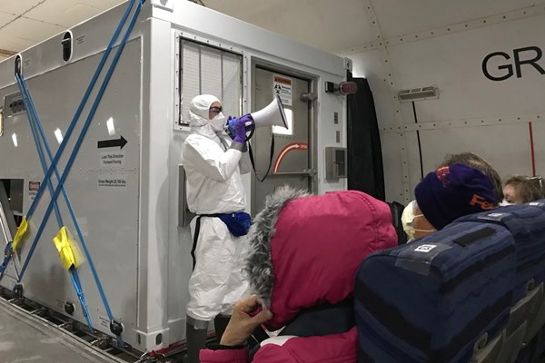 Mỹ vội vã sơ tán công dân khỏi du thuyền, không chờ kết quả xét nghiệm-3