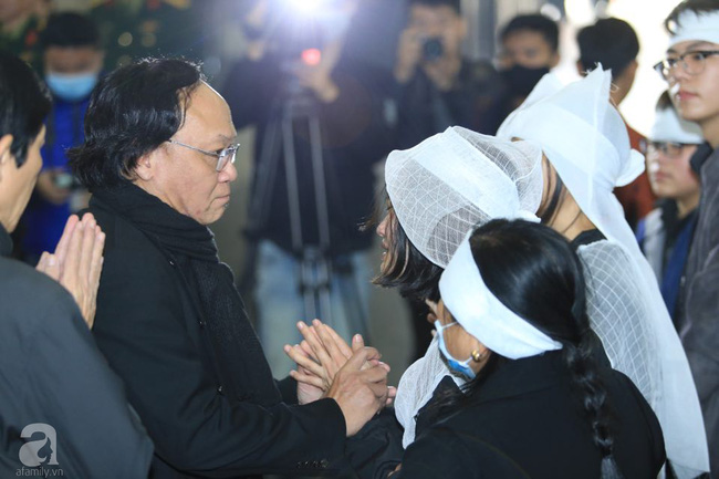 NS Xuân Bắc, ca sĩ Thanh Lam cùng rất đông các nghệ sĩ Việt rơi nước mắt khi tới tiễn đưa NSƯT Vũ Mạnh Dũng về nơi an nghỉ cuối cùng-29