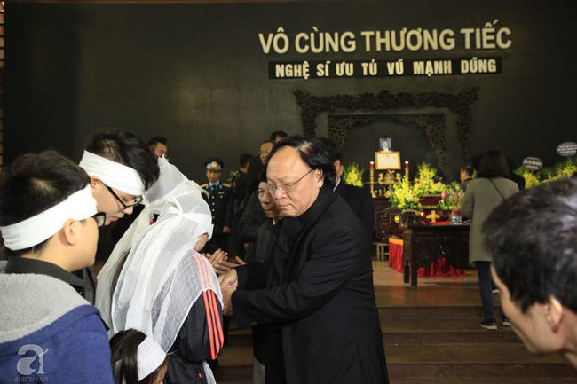 NS Xuân Bắc, ca sĩ Thanh Lam cùng rất đông các nghệ sĩ Việt rơi nước mắt khi tới tiễn đưa NSƯT Vũ Mạnh Dũng về nơi an nghỉ cuối cùng-28