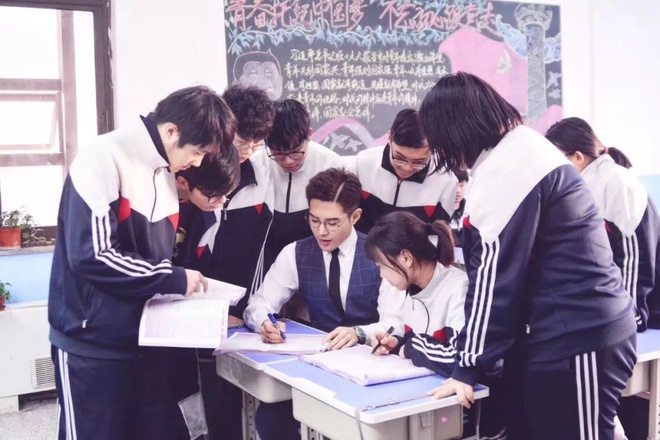 Thêm một thầy giáo gây sốt với ngoại hình đậm chất soái ca, biết profile lại càng trầm trồ hơn nữa-1